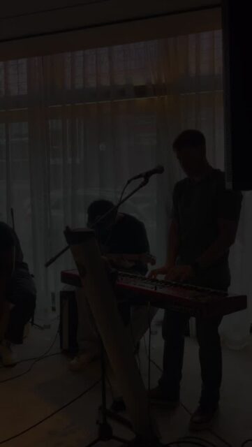 Artists 16-20 years old: GET PAID TO PLAY! 🤩 Stars Out, a gigging ensemble directed by @jfowler_0_, is looking for instrumentalists and vocalists to join the band.
Earn $250 just from camp, and additional $ for every gig and rehearsal. Plus, develop your musicianship alongside professionals like @mkngmvs!
Apply by 5/22 at amkc.org 🔥